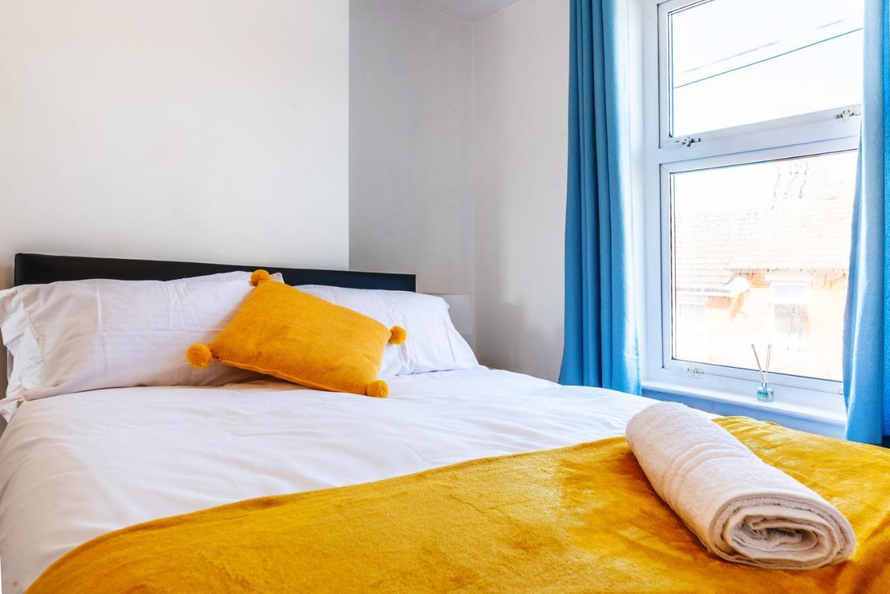 Stylish 3-Bed Terraced House With Wi-Fi Apartment Chatham  Exterior photo